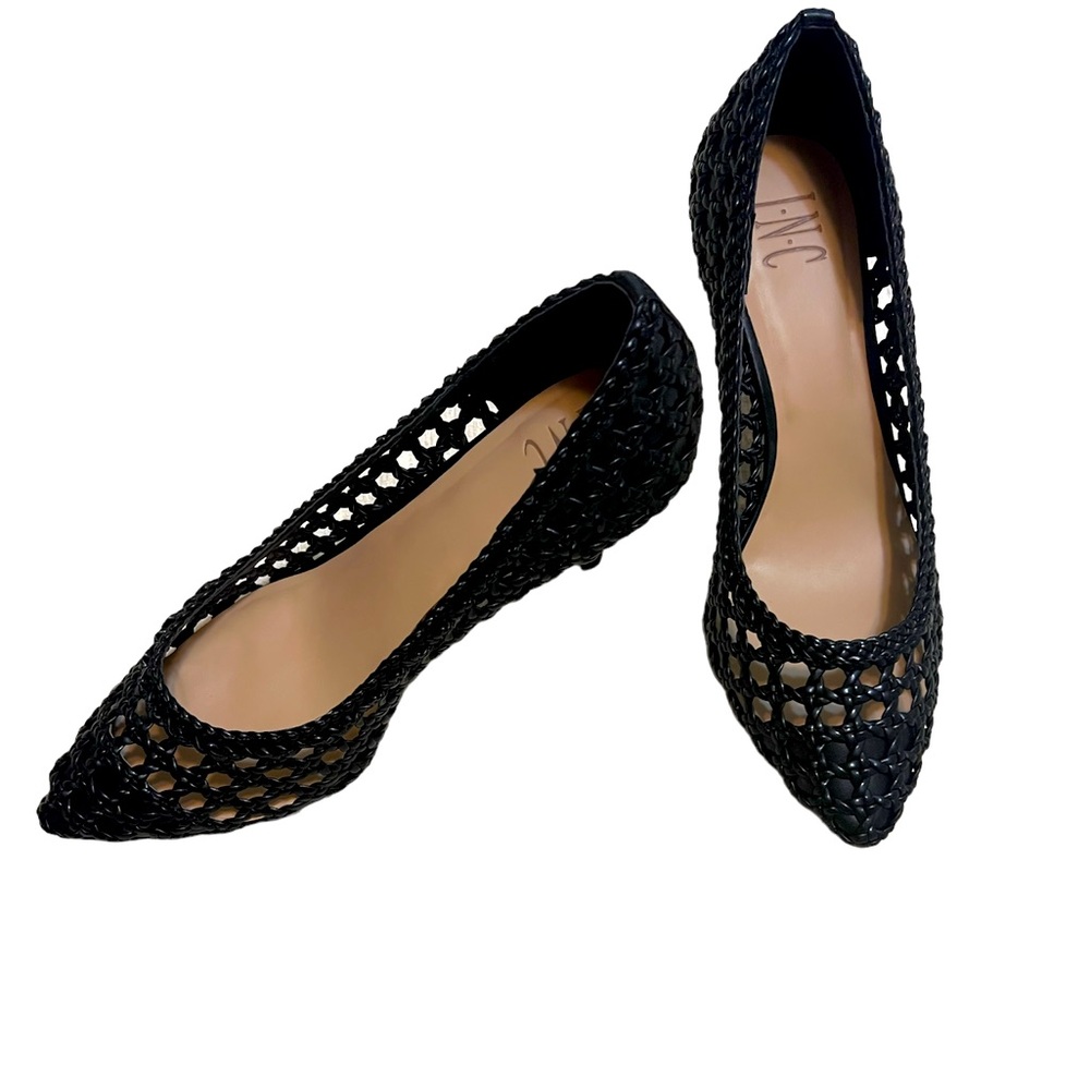 INC- BLACK WOVEN PUMPS.
